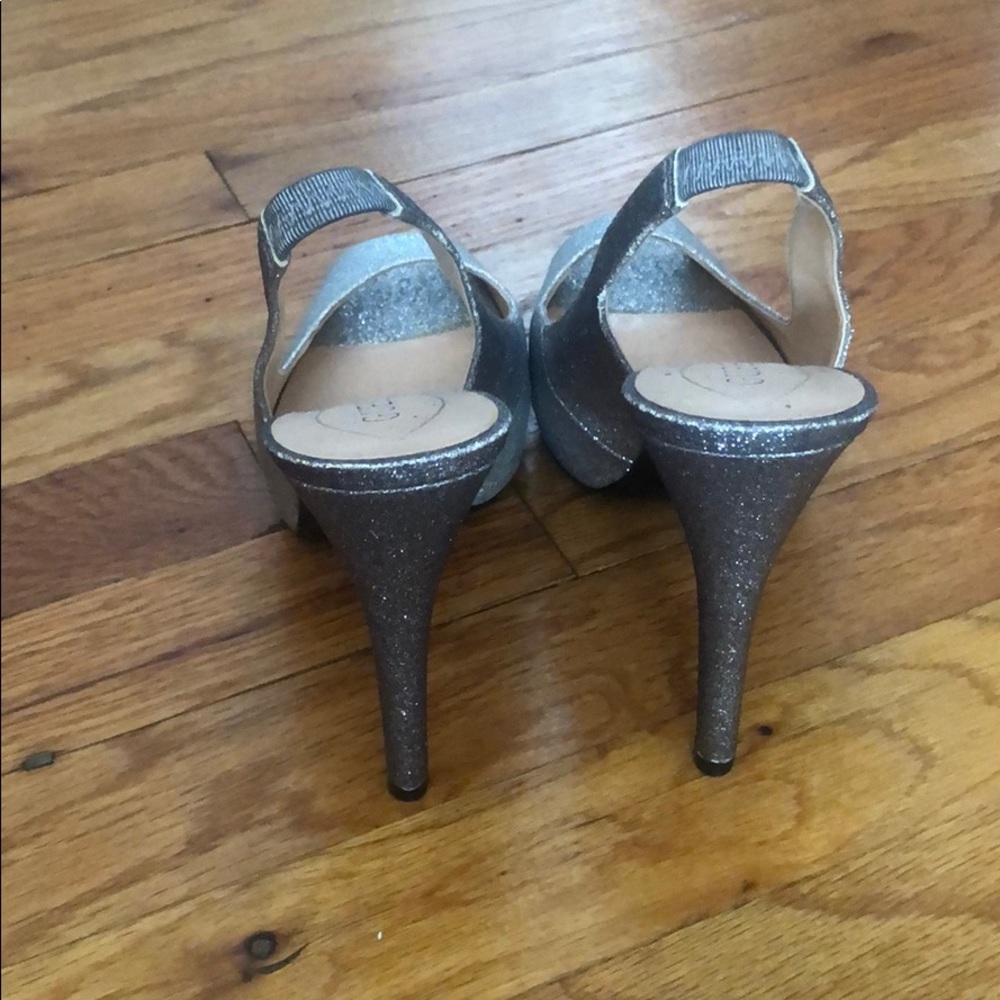 Silver heels - Picture 2 of 2